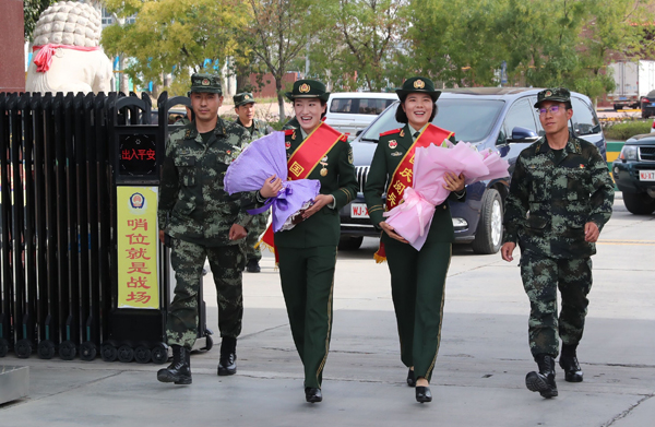 武警新疆总队某机动支队欢迎受阅女兵凯旋而归